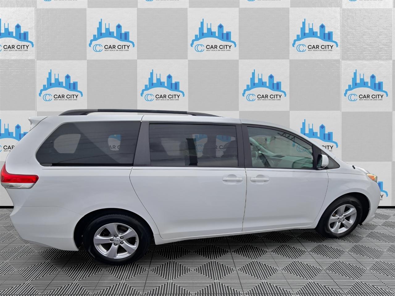 Toyota Sienna LE FWD 8-Passenger V6 2014