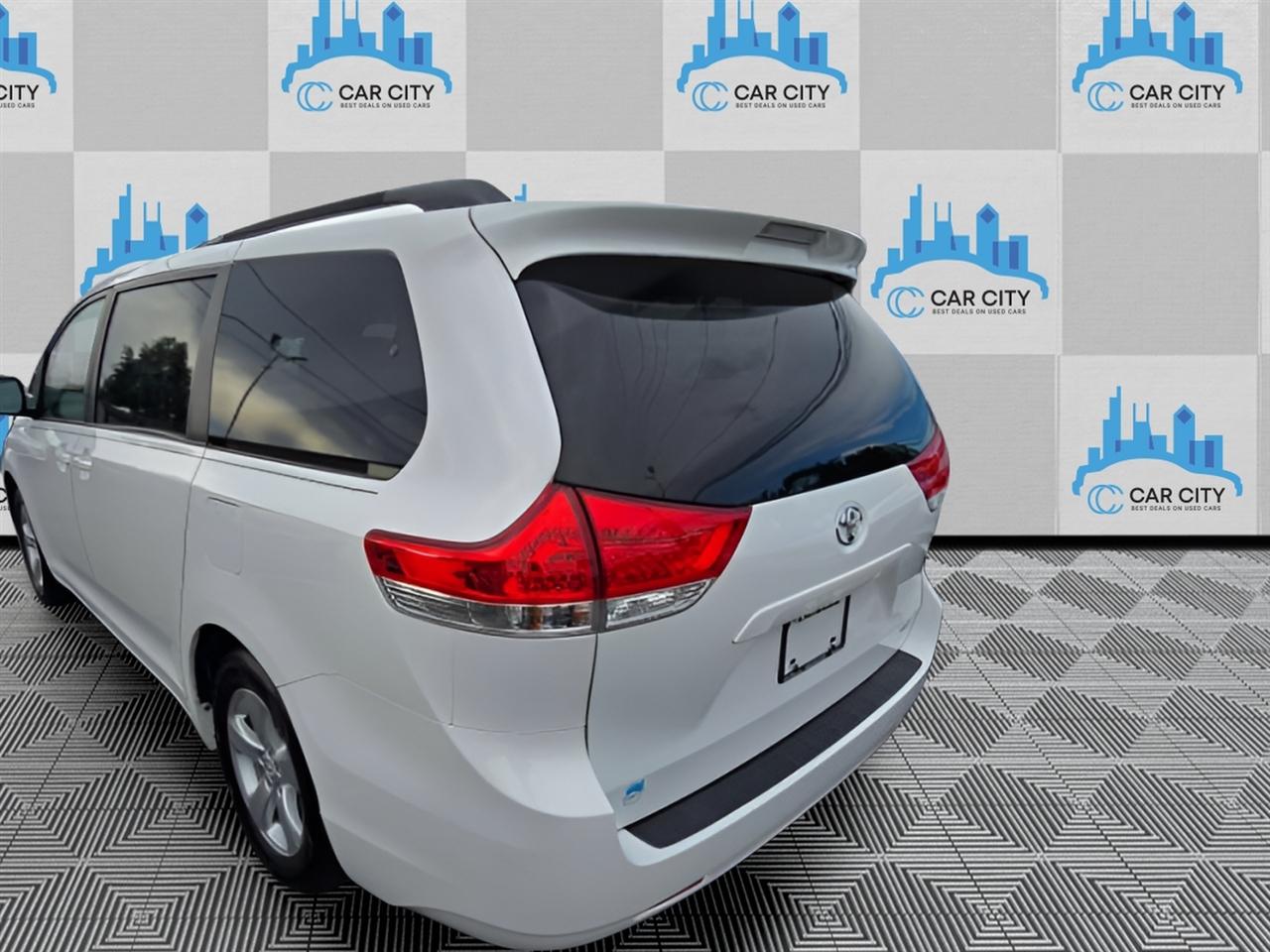 Toyota Sienna LE FWD 8-Passenger V6 2014