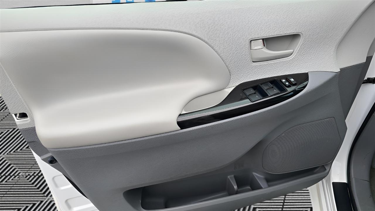 Toyota Sienna LE FWD 8-Passenger V6 2014