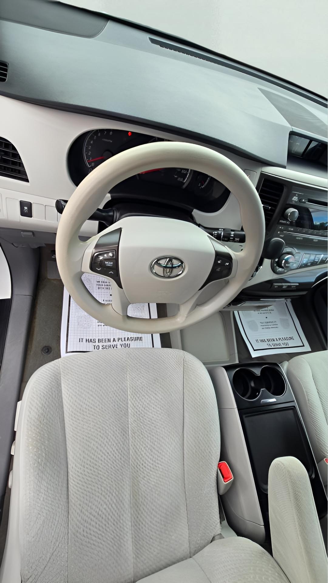 Toyota Sienna LE FWD 8-Passenger V6 2014