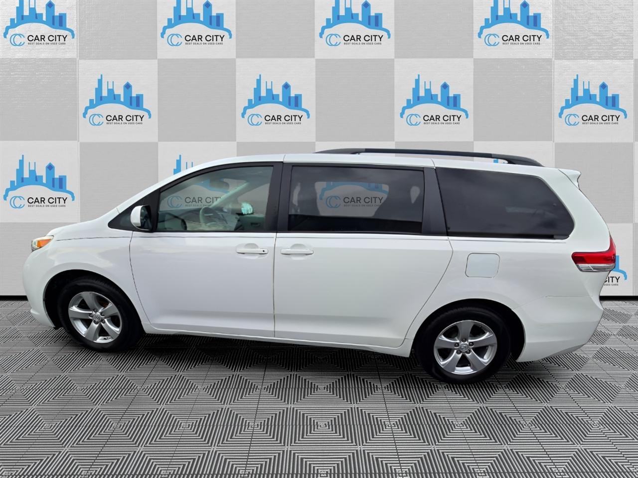 Toyota Sienna LE FWD 8-Passenger V6 2014