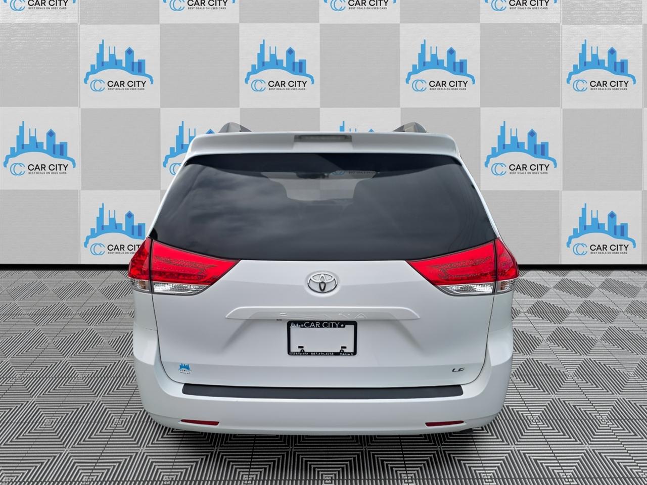 Toyota Sienna LE FWD 8-Passenger V6 2014