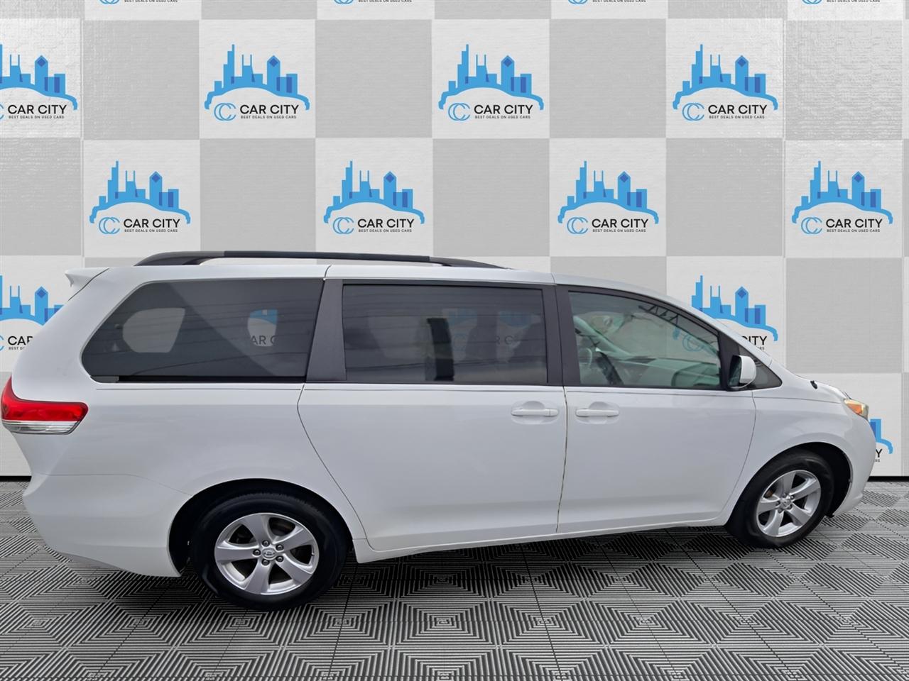 Toyota Sienna LE FWD 8-Passenger V6 2014
