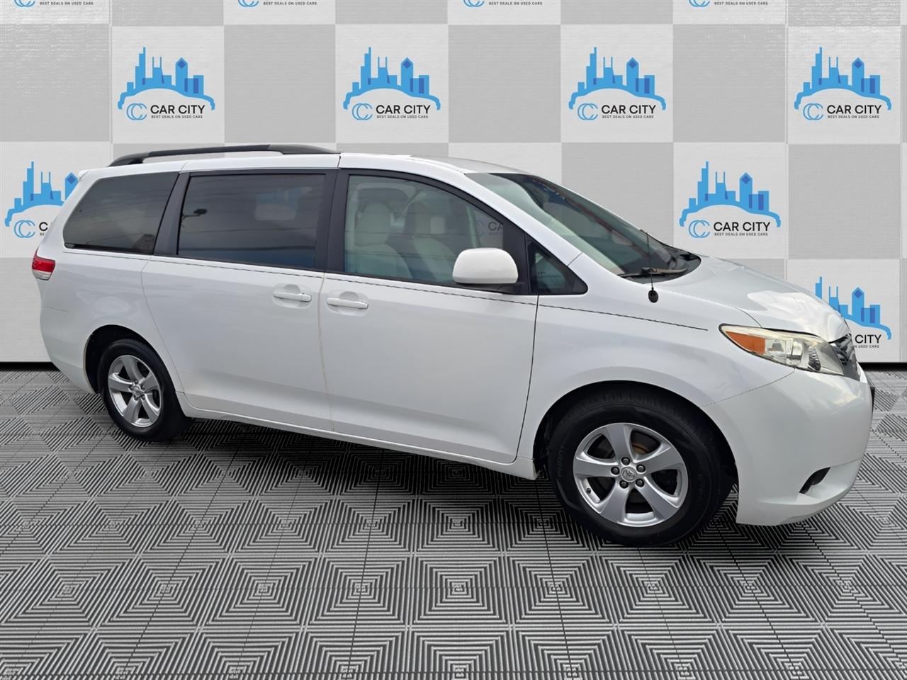 Toyota Sienna LE FWD 8-Passenger V6 2014