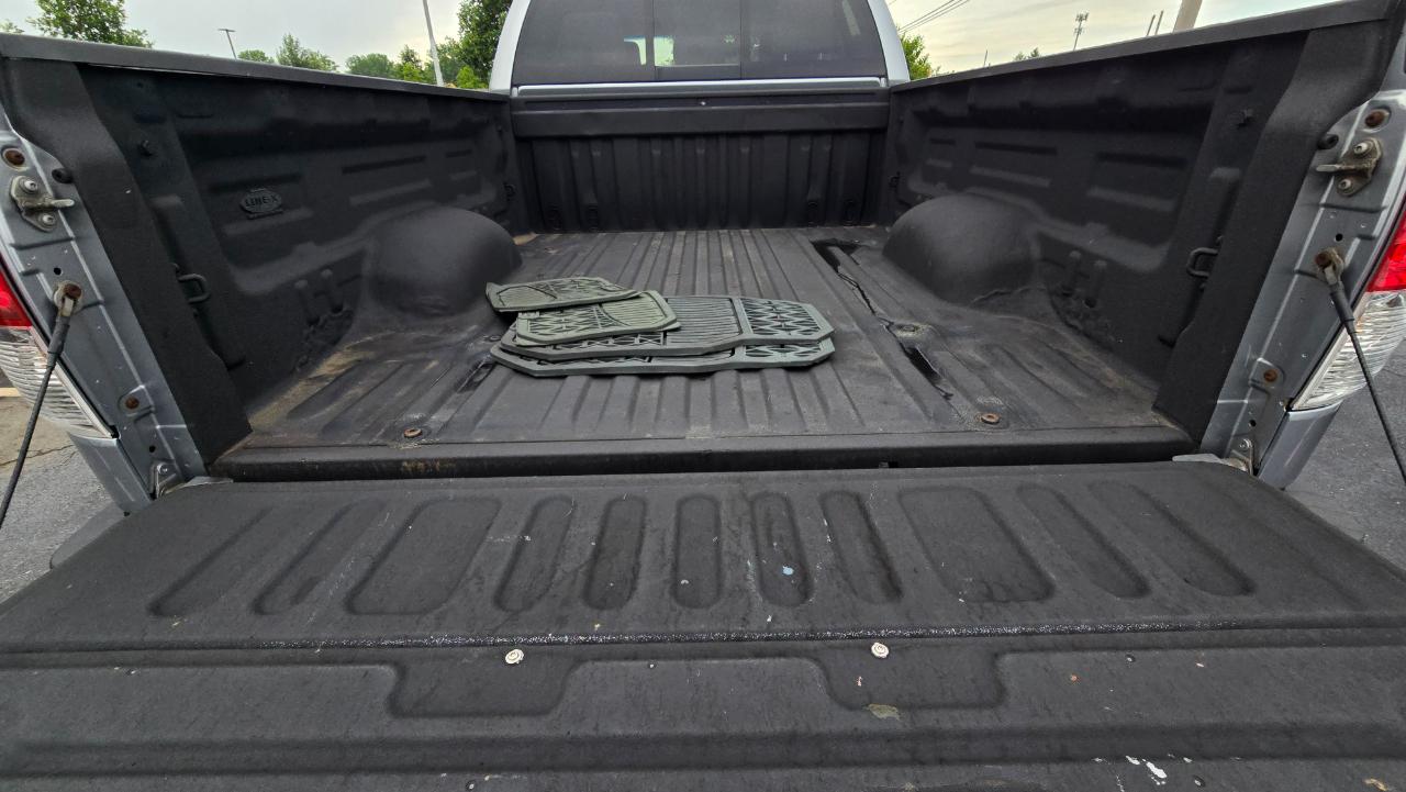 Toyota Tundra Tundra-Grade CrewMax 5.7L 4WD 2011