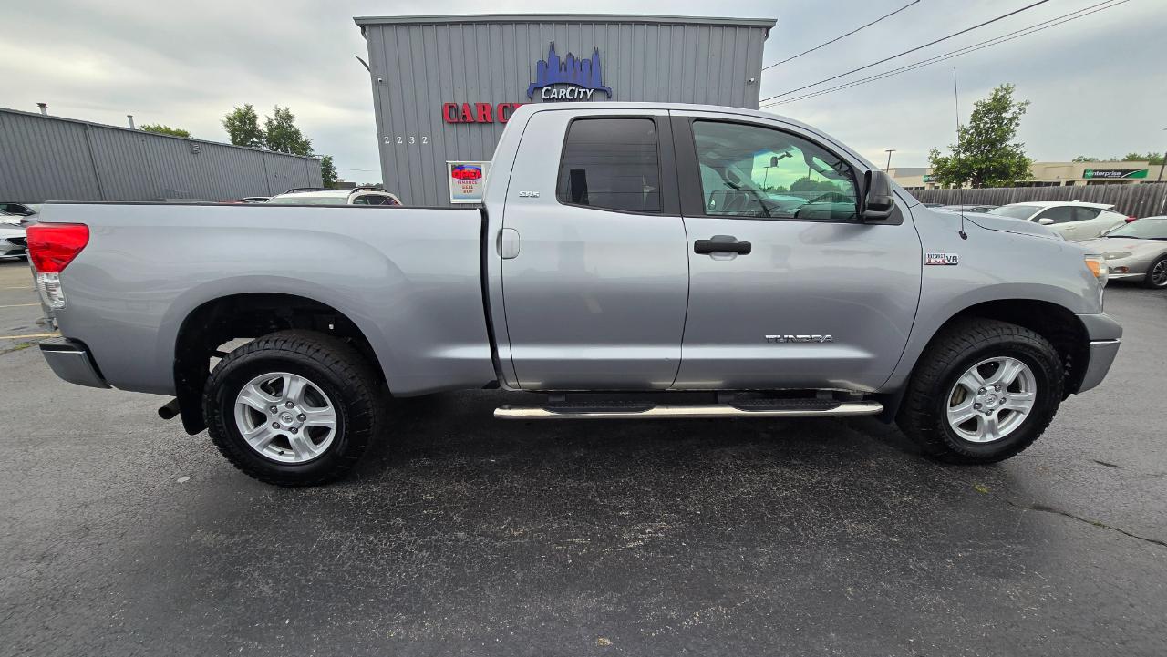 Toyota Tundra Tundra-Grade CrewMax 5.7L 4WD 2011