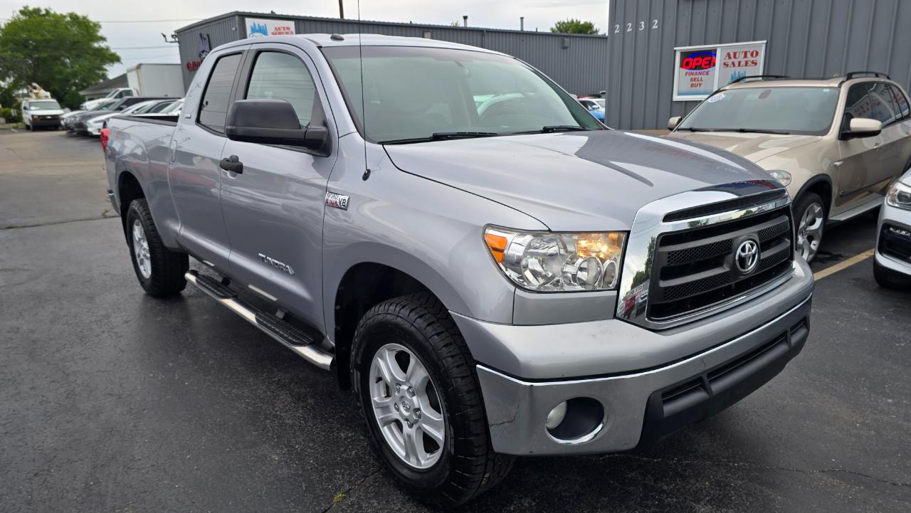 Toyota Tundra Tundra-Grade CrewMax 5.7L 4WD 2011
