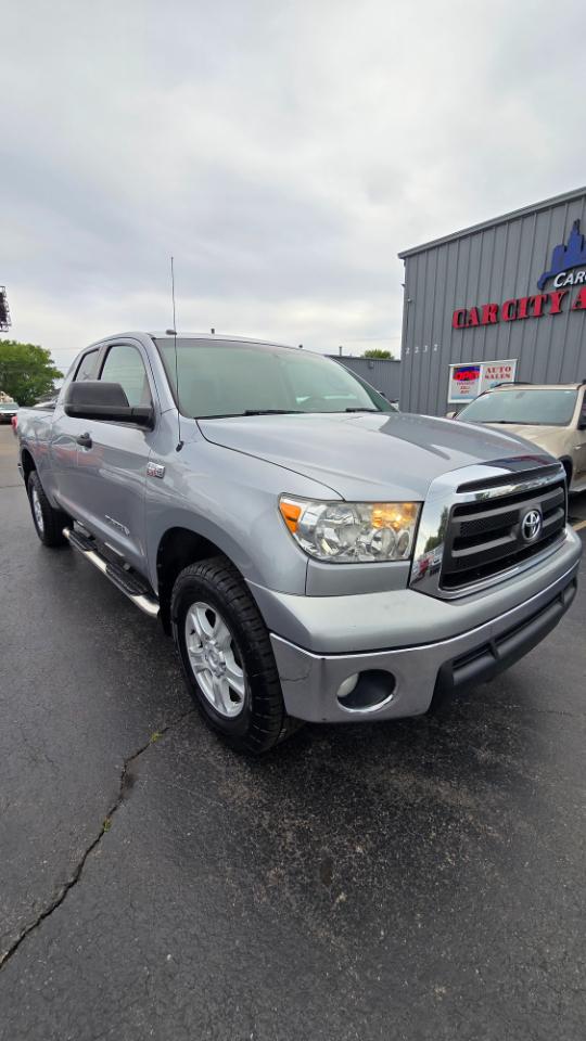 Toyota Tundra Tundra-Grade CrewMax 5.7L 4WD 2011