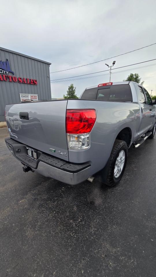 Toyota Tundra Tundra-Grade CrewMax 5.7L 4WD 2011