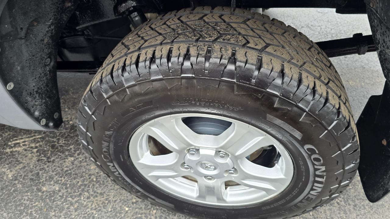 Toyota Tundra Tundra-Grade CrewMax 5.7L 4WD 2011