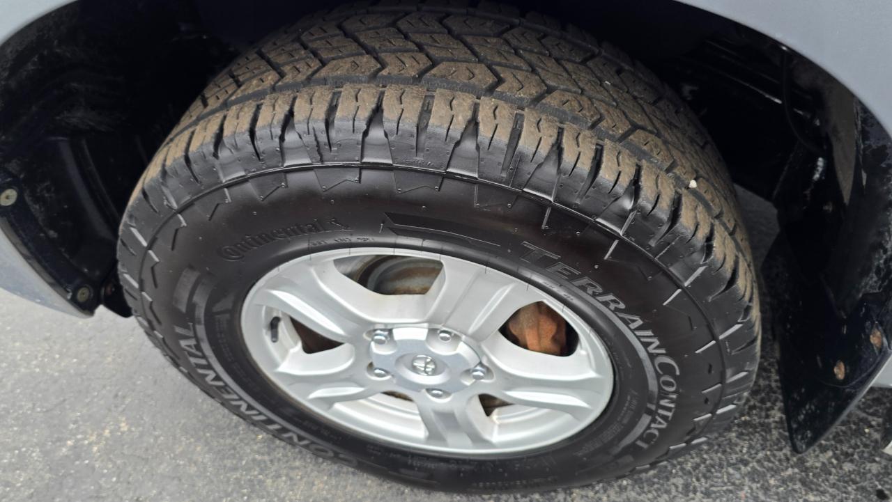 Toyota Tundra Tundra-Grade CrewMax 5.7L 4WD 2011