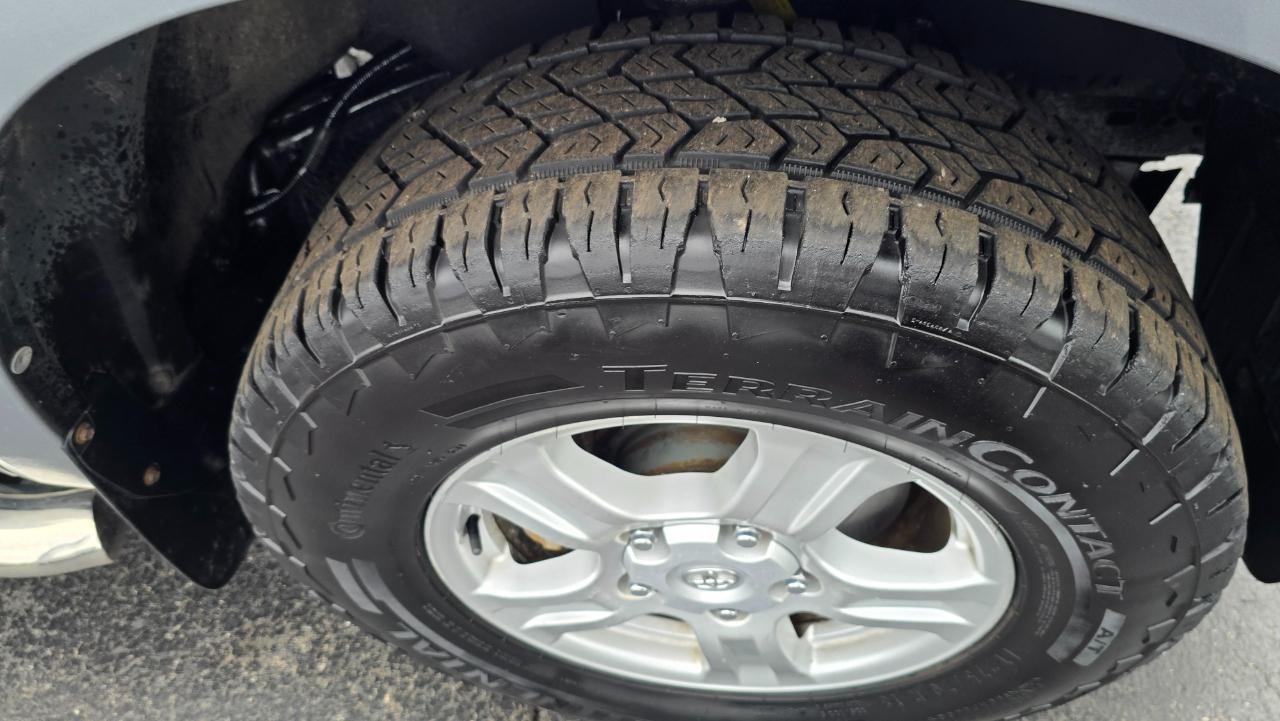 Toyota Tundra Tundra-Grade CrewMax 5.7L 4WD 2011