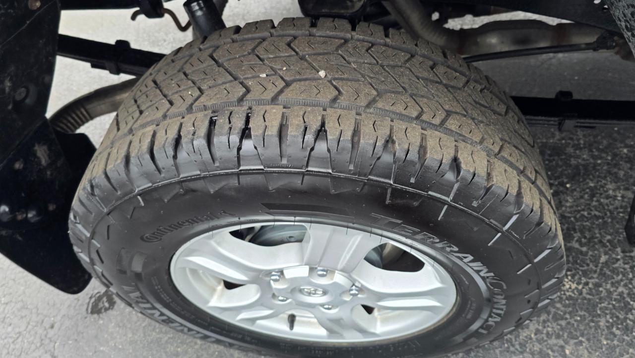 Toyota Tundra Tundra-Grade CrewMax 5.7L 4WD 2011