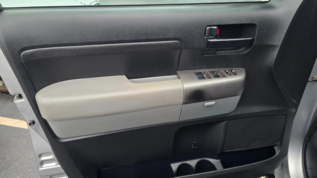 Toyota Tundra Tundra-Grade CrewMax 5.7L 4WD 2011