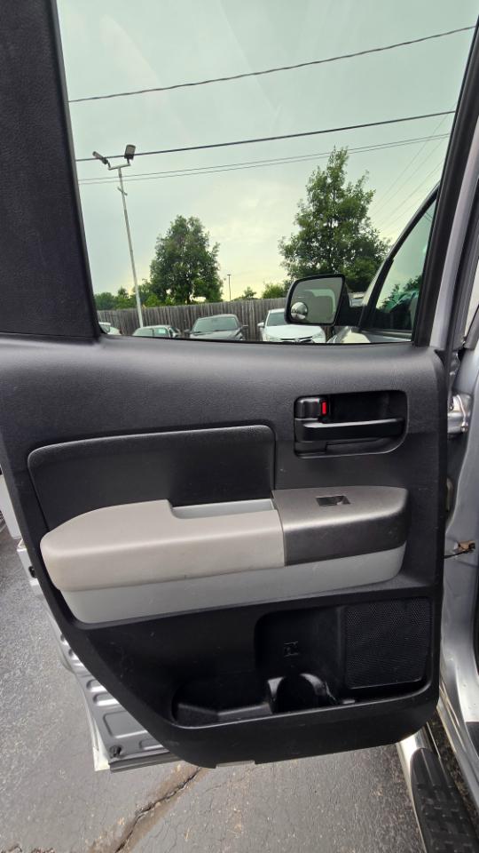 Toyota Tundra Tundra-Grade CrewMax 5.7L 4WD 2011