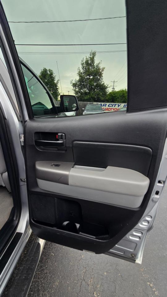 Toyota Tundra Tundra-Grade CrewMax 5.7L 4WD 2011
