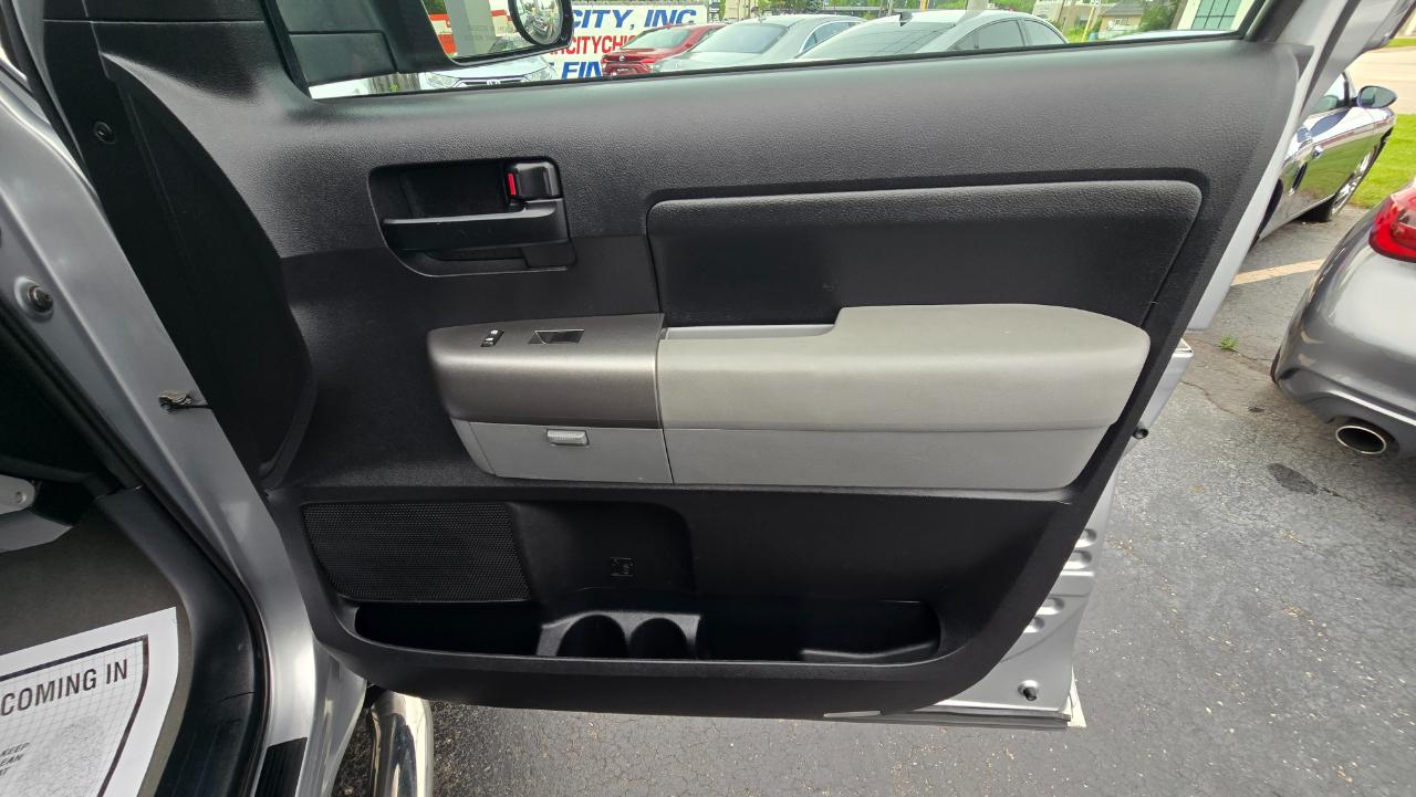 Toyota Tundra Tundra-Grade CrewMax 5.7L 4WD 2011