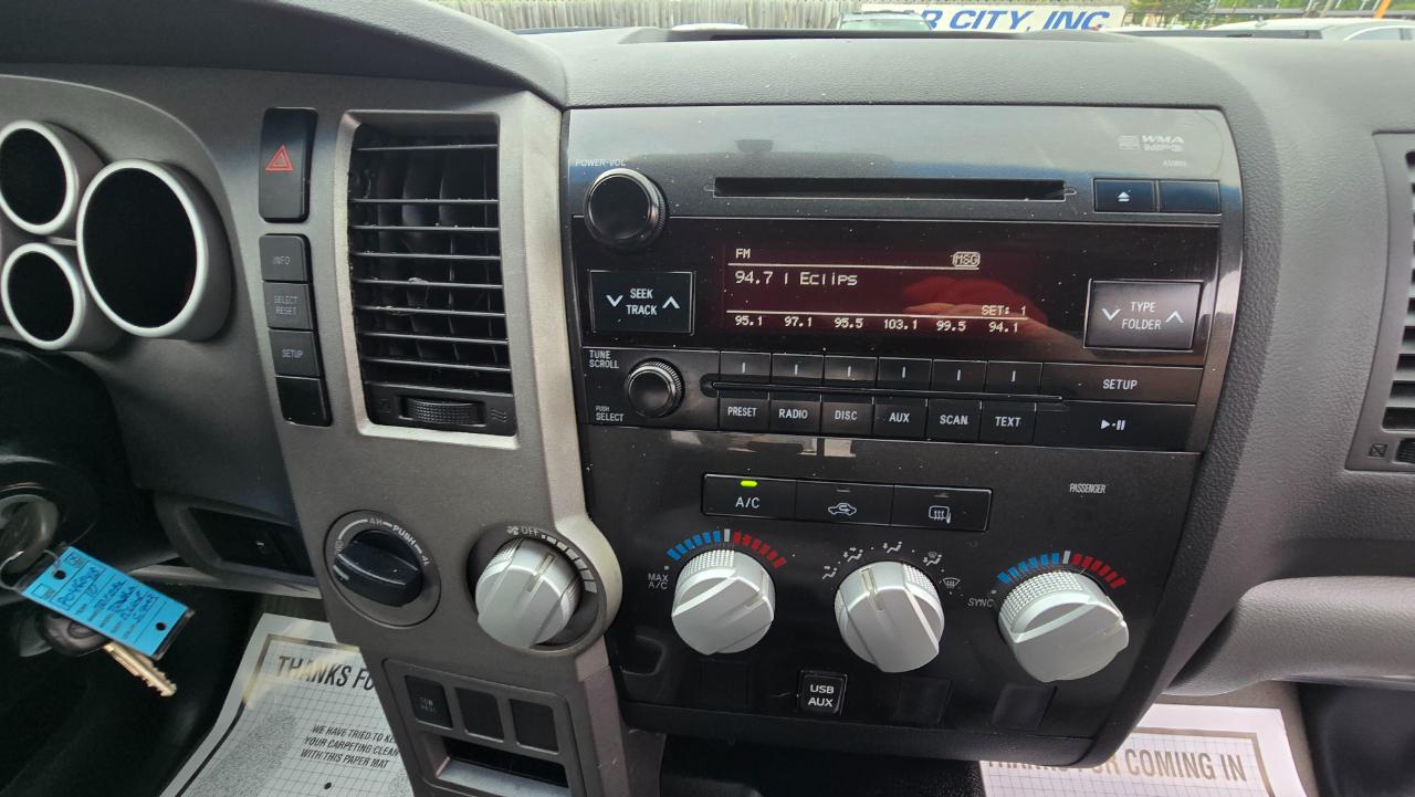 Toyota Tundra Tundra-Grade CrewMax 5.7L 4WD 2011