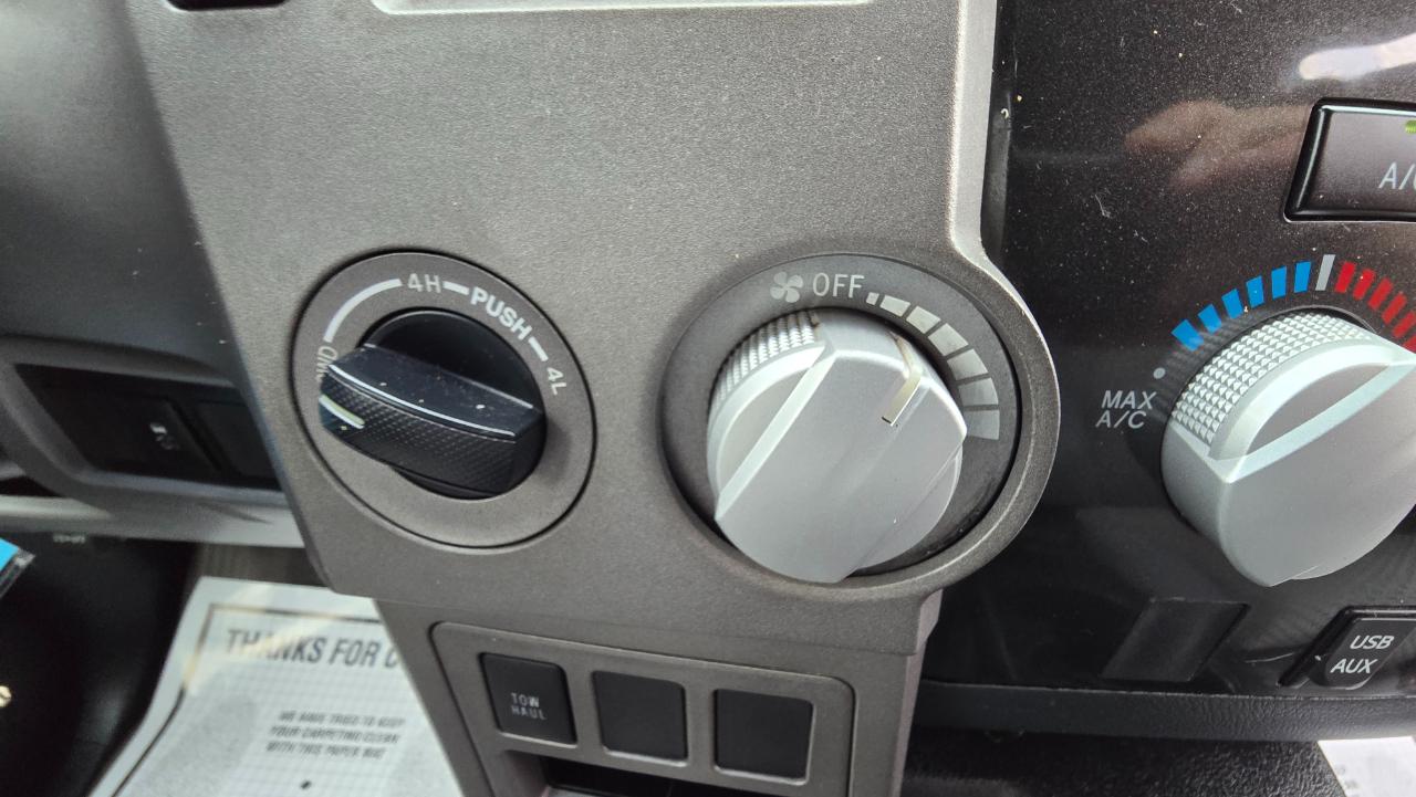 Toyota Tundra Tundra-Grade CrewMax 5.7L 4WD 2011