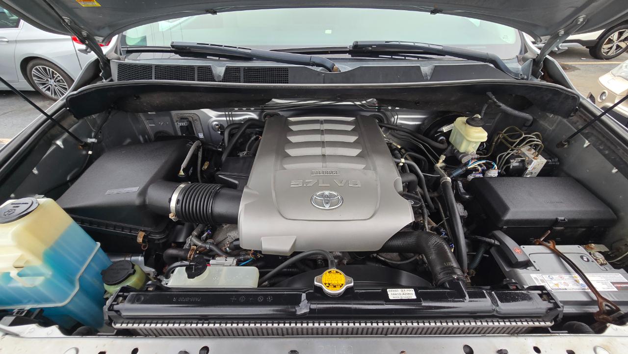 Toyota Tundra Tundra-Grade CrewMax 5.7L 4WD 2011