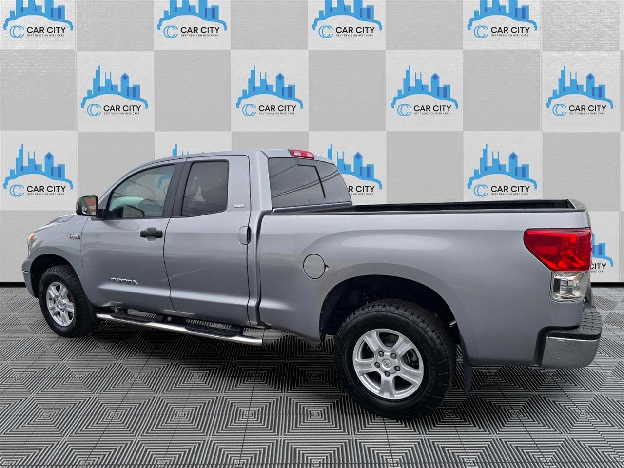 Toyota Tundra Tundra-Grade CrewMax 5.7L 4WD 2011