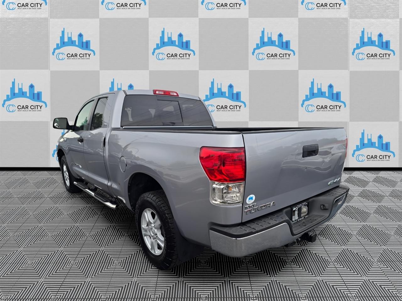Toyota Tundra Tundra-Grade CrewMax 5.7L 4WD 2011