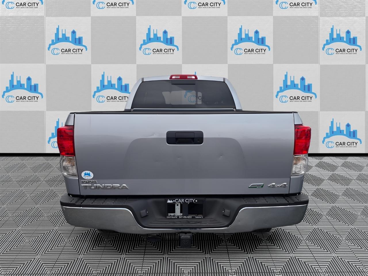 Toyota Tundra Tundra-Grade CrewMax 5.7L 4WD 2011