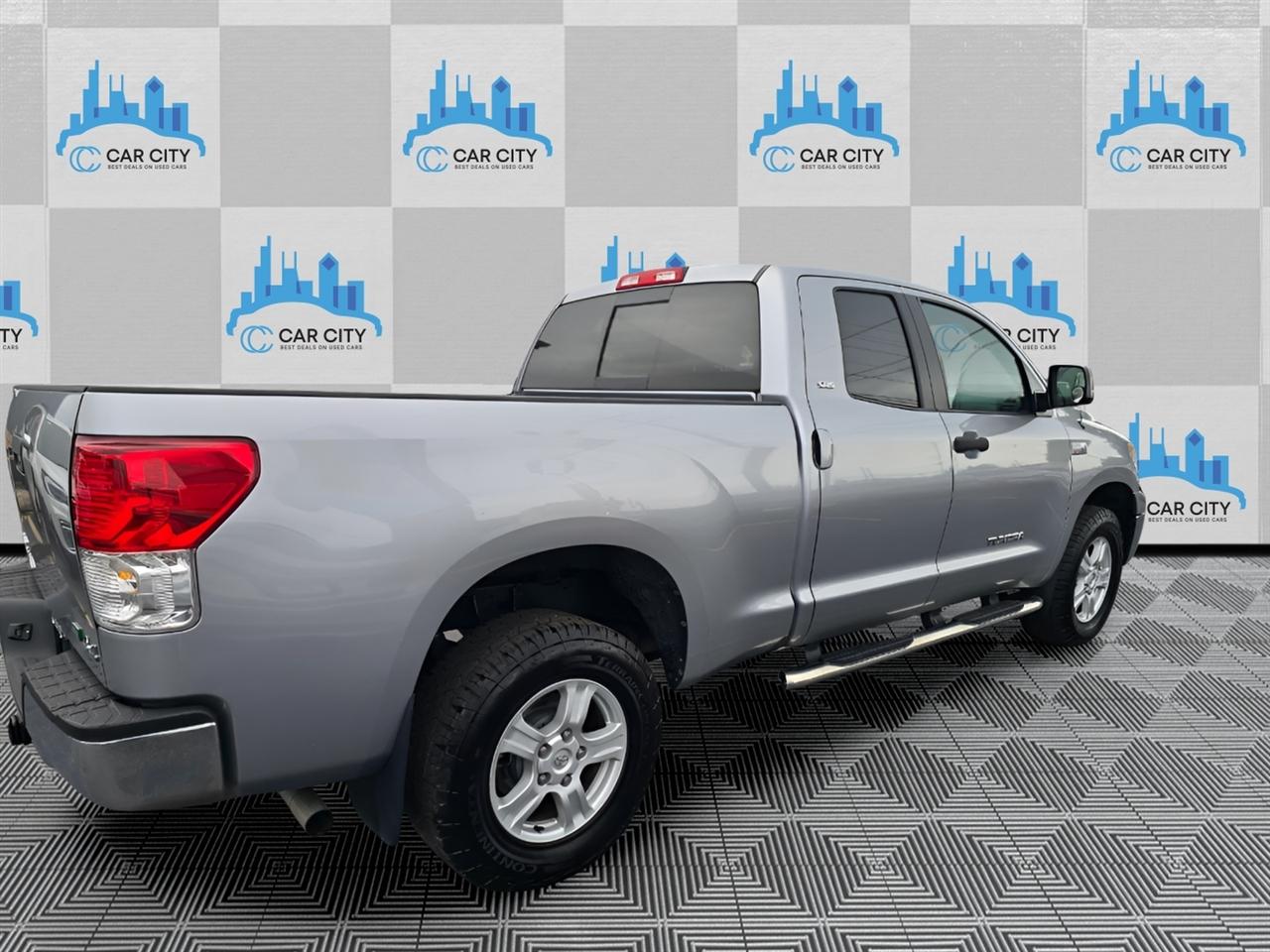 Toyota Tundra Tundra-Grade CrewMax 5.7L 4WD 2011