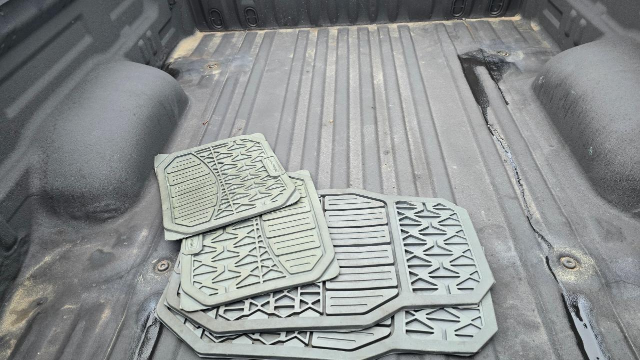 Toyota Tundra Tundra-Grade CrewMax 5.7L 4WD 2011