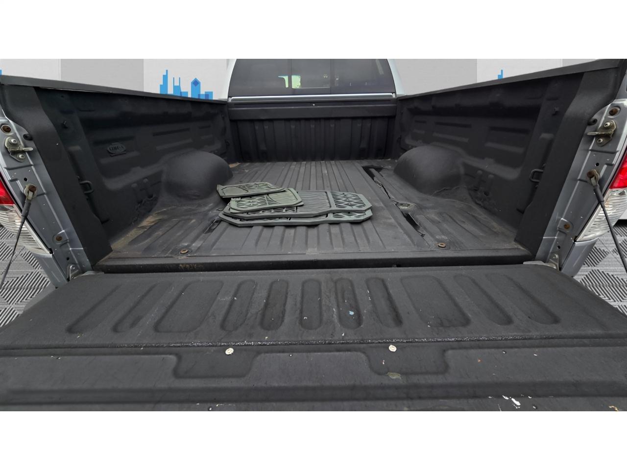 Toyota Tundra Tundra-Grade CrewMax 5.7L 4WD 2011