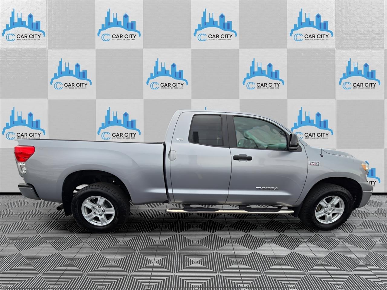 Toyota Tundra Tundra-Grade CrewMax 5.7L 4WD 2011