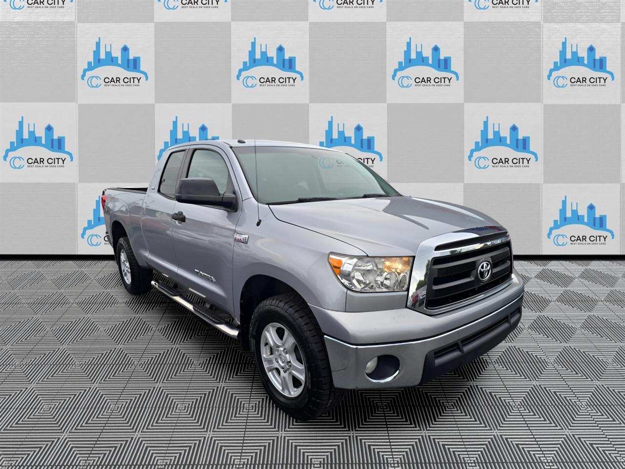 Toyota Tundra Tundra-Grade CrewMax 5.7L 4WD 2011