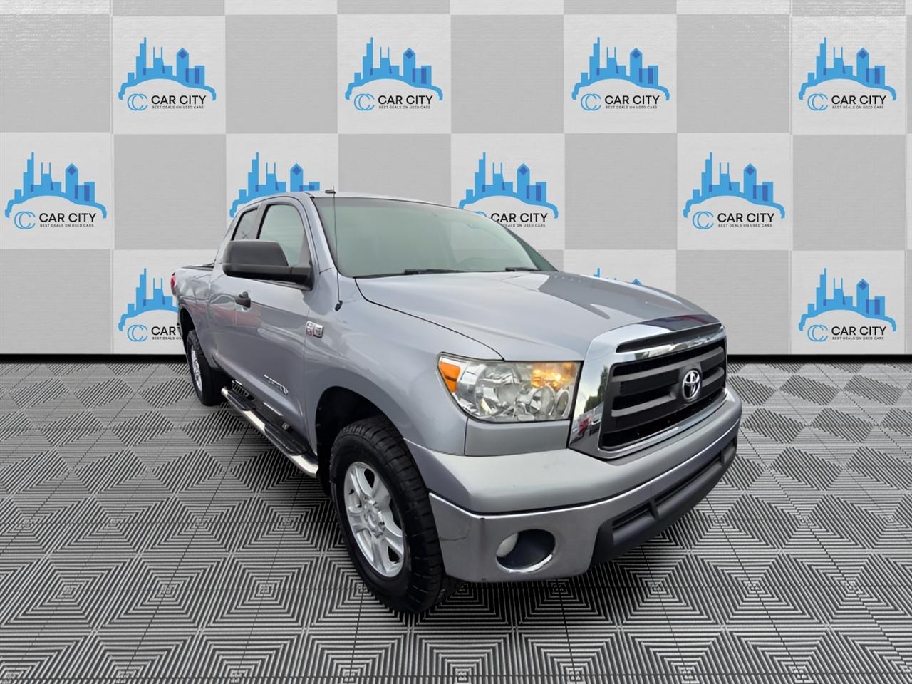 Toyota Tundra Tundra-Grade CrewMax 5.7L 4WD 2011