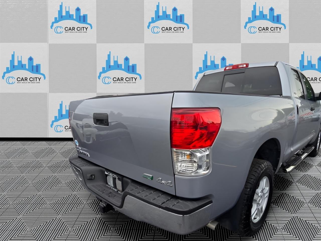 Toyota Tundra Tundra-Grade CrewMax 5.7L 4WD 2011