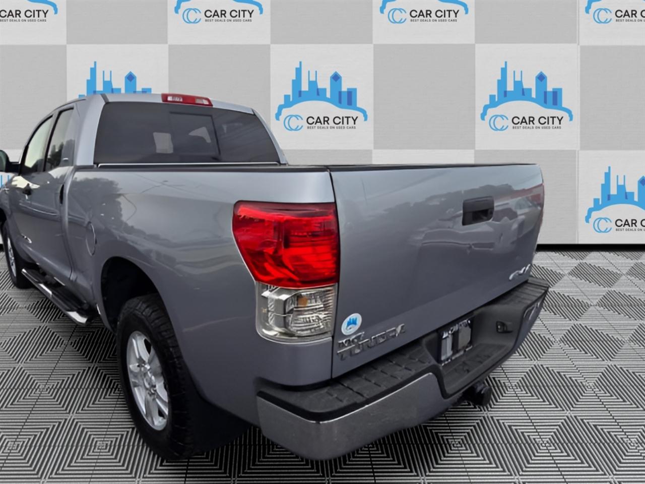 Toyota Tundra Tundra-Grade CrewMax 5.7L 4WD 2011