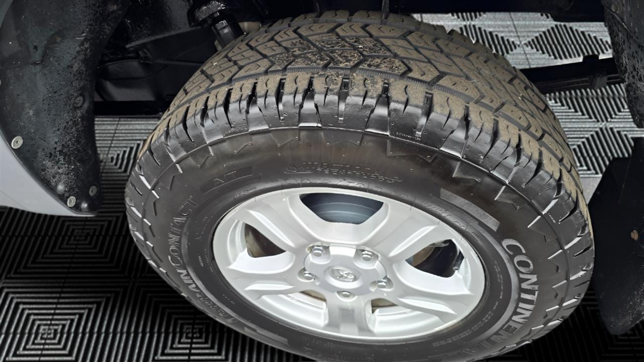 Toyota Tundra Tundra-Grade CrewMax 5.7L 4WD 2011