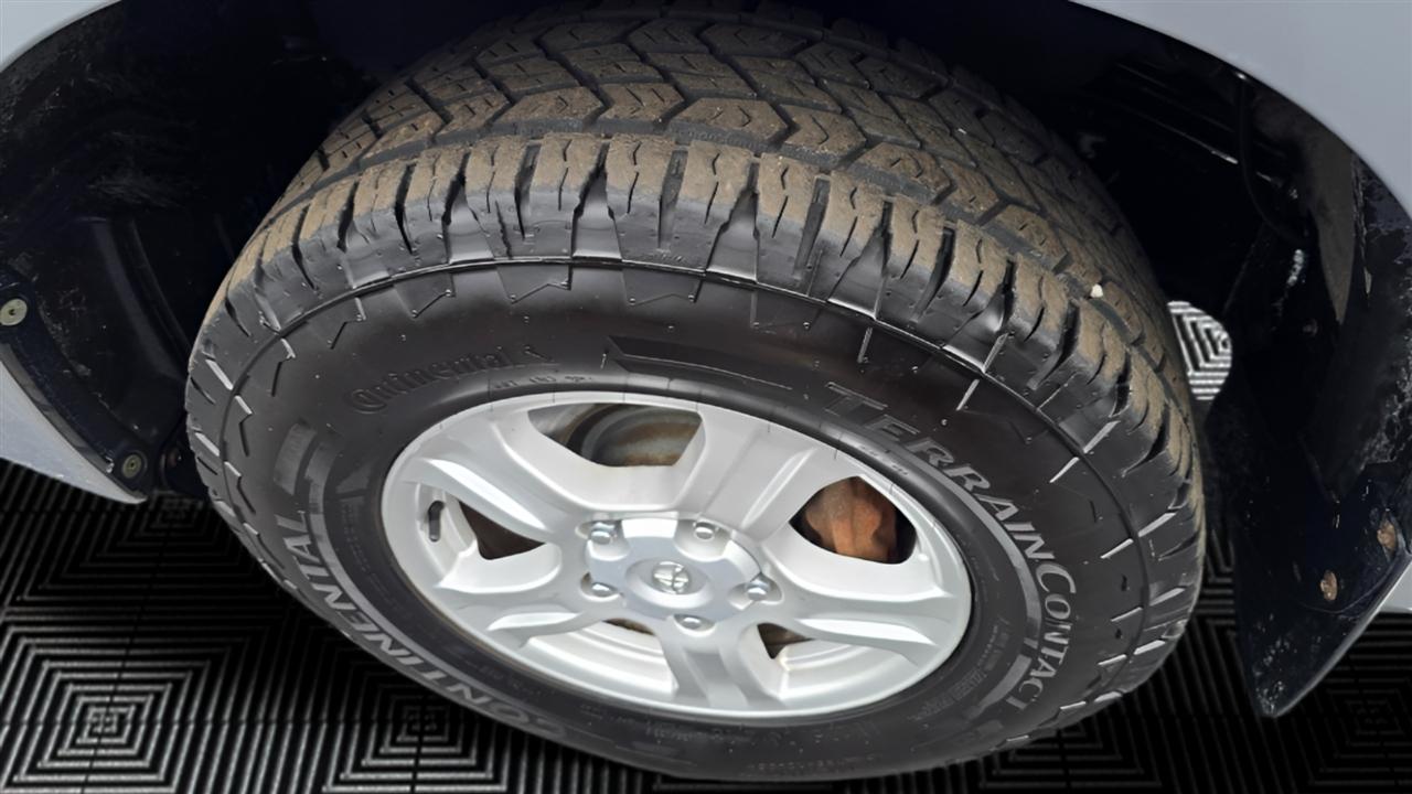 Toyota Tundra Tundra-Grade CrewMax 5.7L 4WD 2011