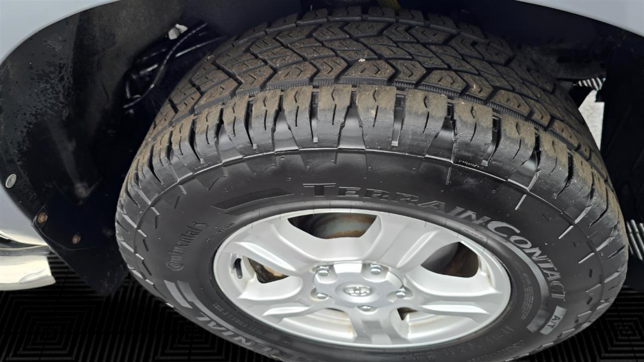 Toyota Tundra Tundra-Grade CrewMax 5.7L 4WD 2011