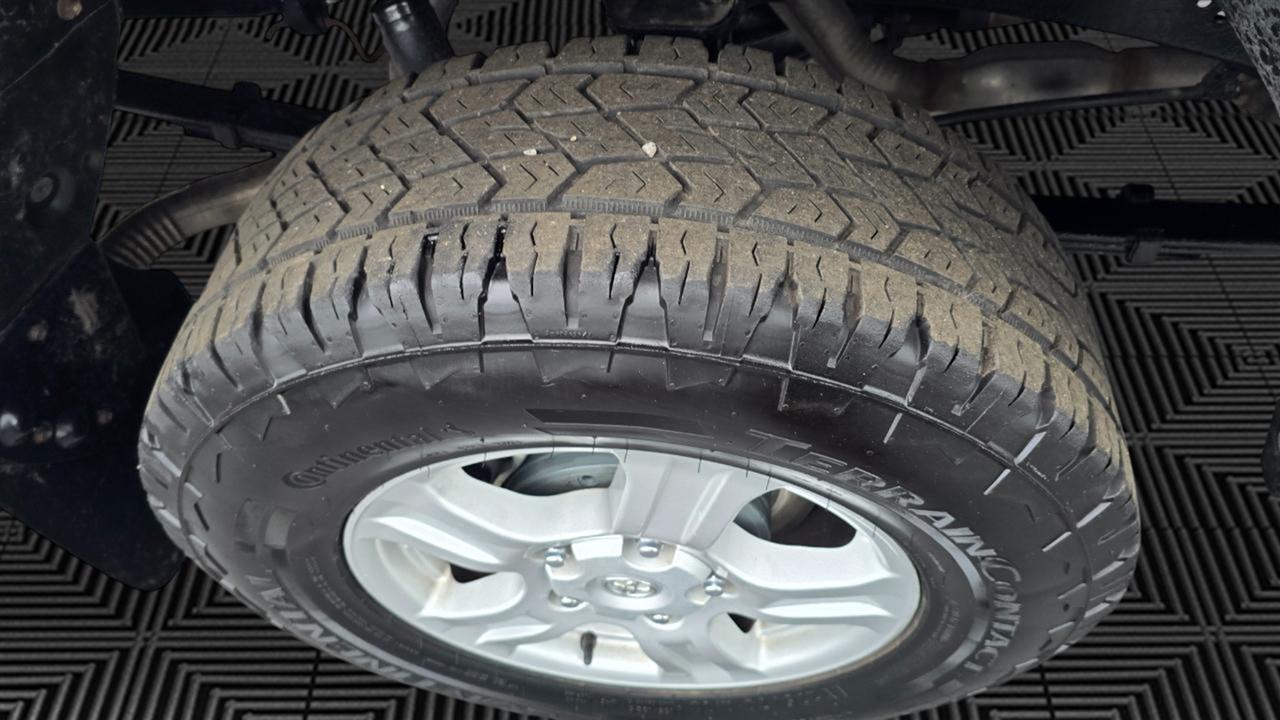 Toyota Tundra Tundra-Grade CrewMax 5.7L 4WD 2011