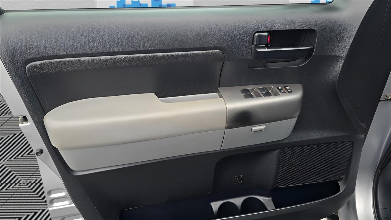 Toyota Tundra Tundra-Grade CrewMax 5.7L 4WD 2011