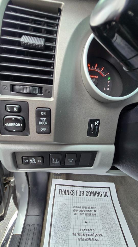 Toyota Tundra Tundra-Grade CrewMax 5.7L 4WD 2011