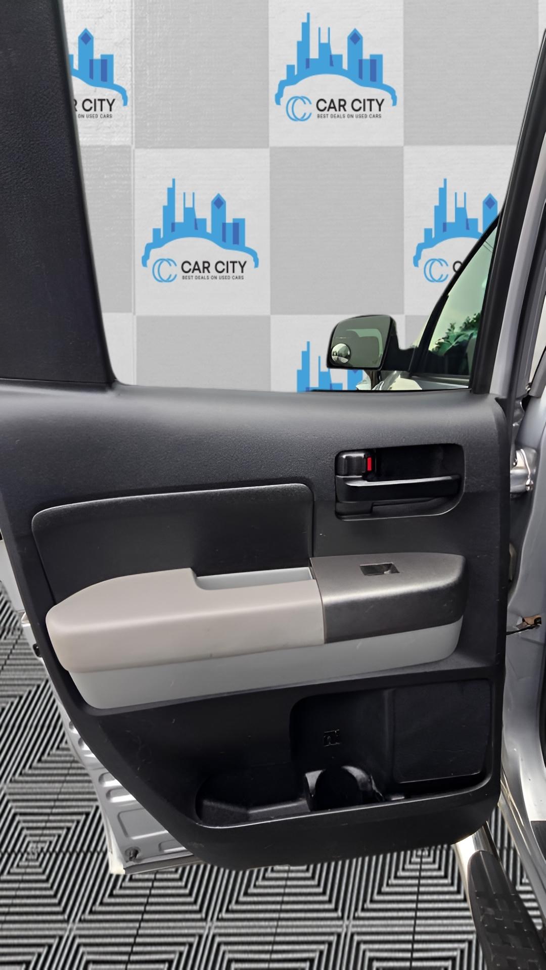Toyota Tundra Tundra-Grade CrewMax 5.7L 4WD 2011