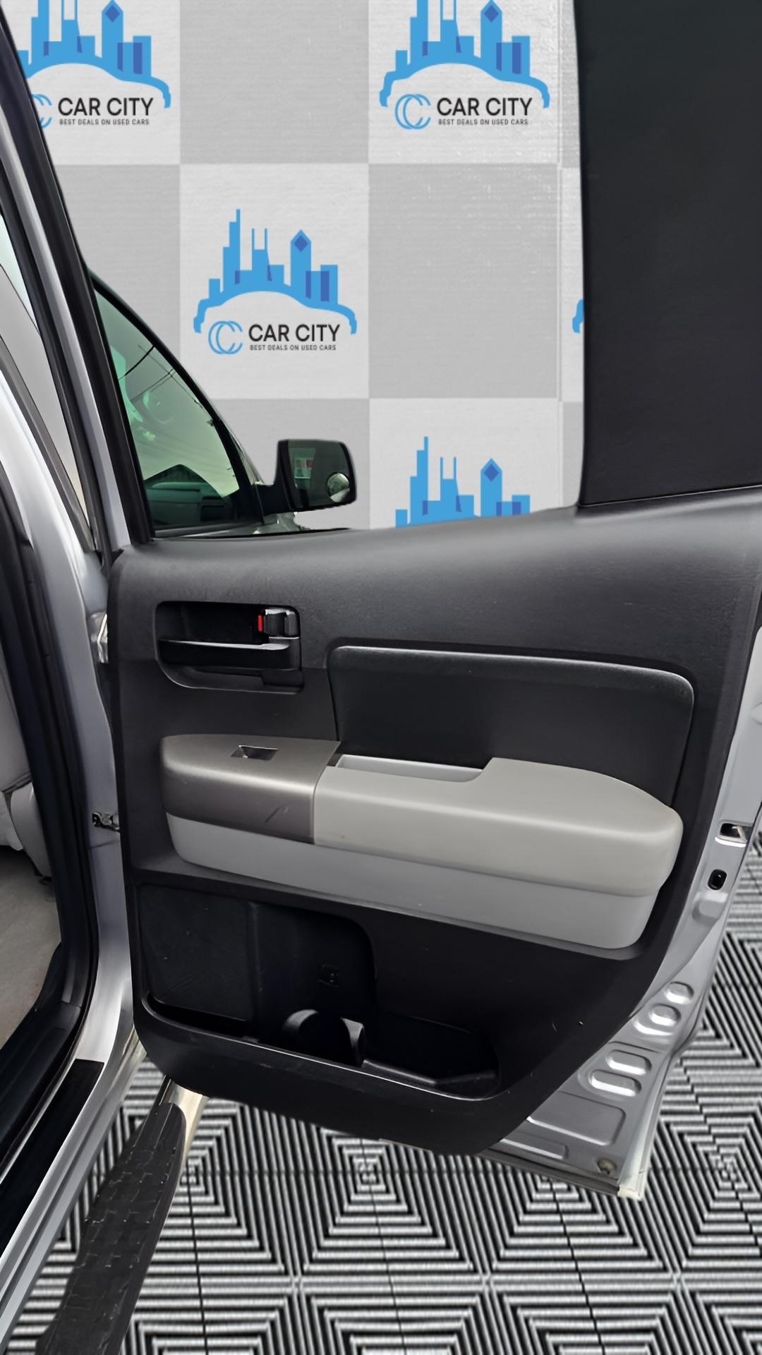 Toyota Tundra Tundra-Grade CrewMax 5.7L 4WD 2011