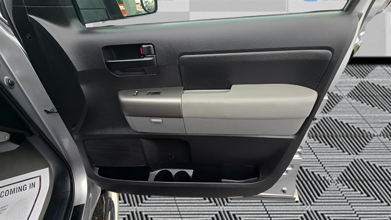 Toyota Tundra Tundra-Grade CrewMax 5.7L 4WD 2011