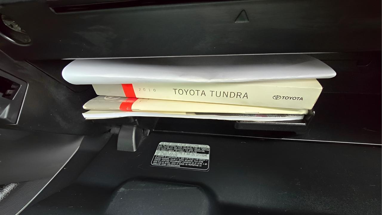 Toyota Tundra Tundra-Grade CrewMax 5.7L 4WD 2011