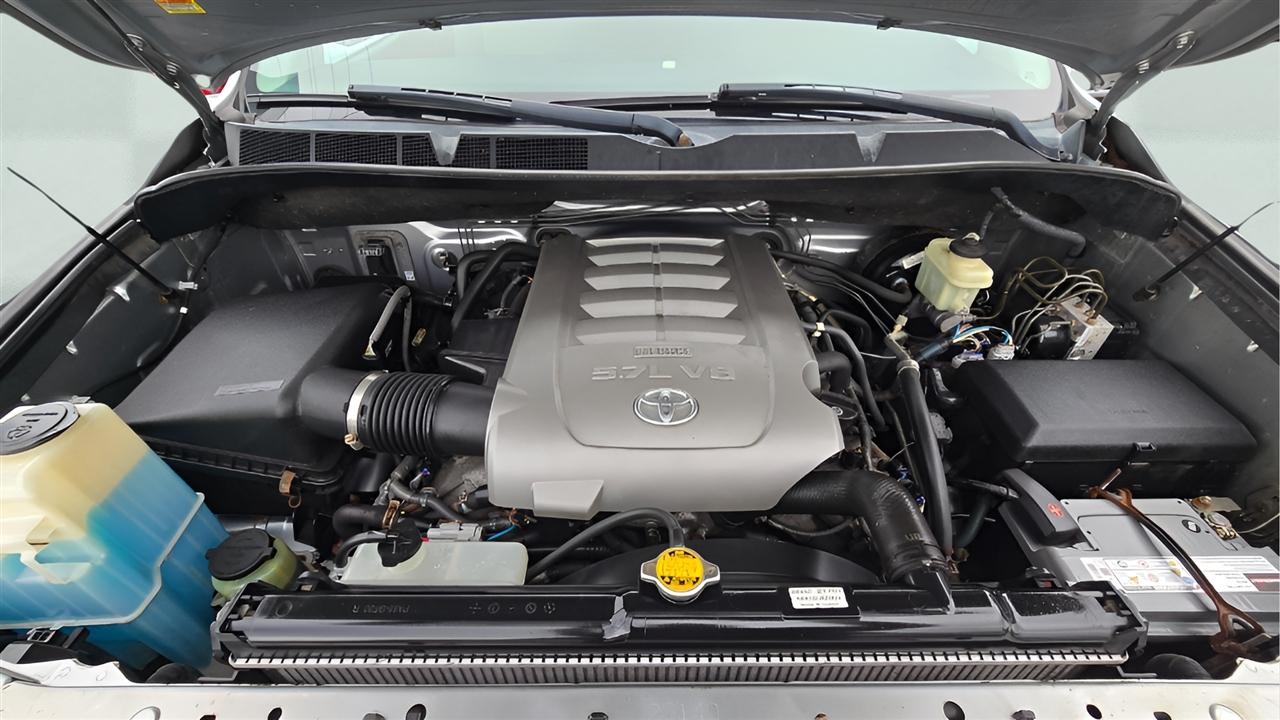 Toyota Tundra Tundra-Grade CrewMax 5.7L 4WD 2011
