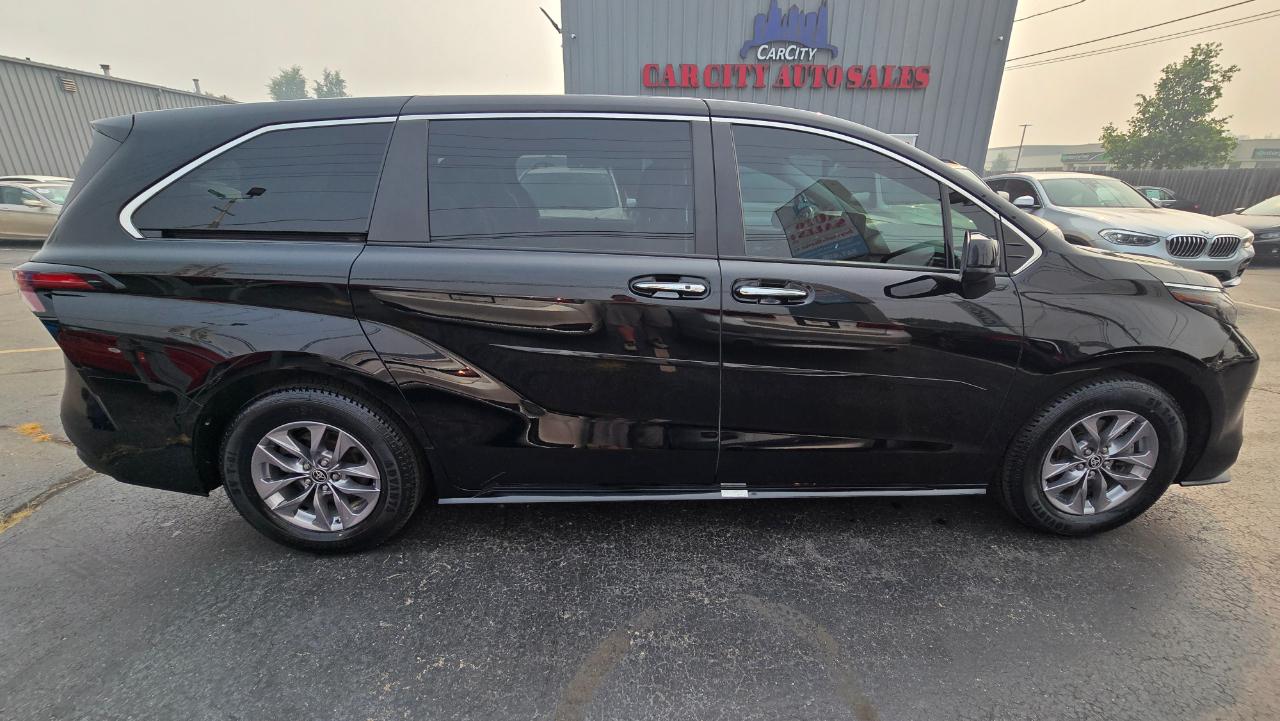 Toyota Sienna XLE 7-Passenger 2023