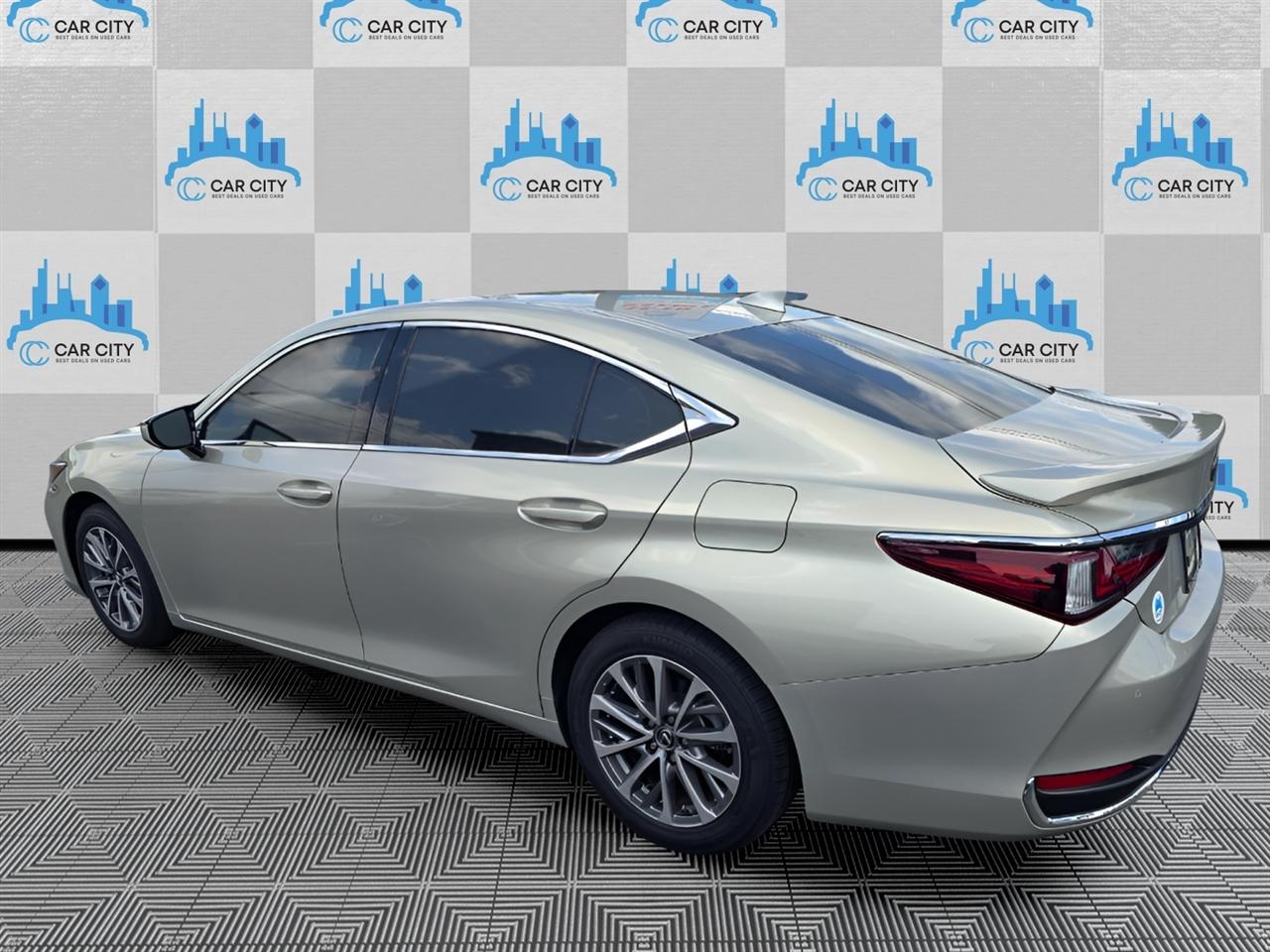 Lexus ES 300h Luxury 2024