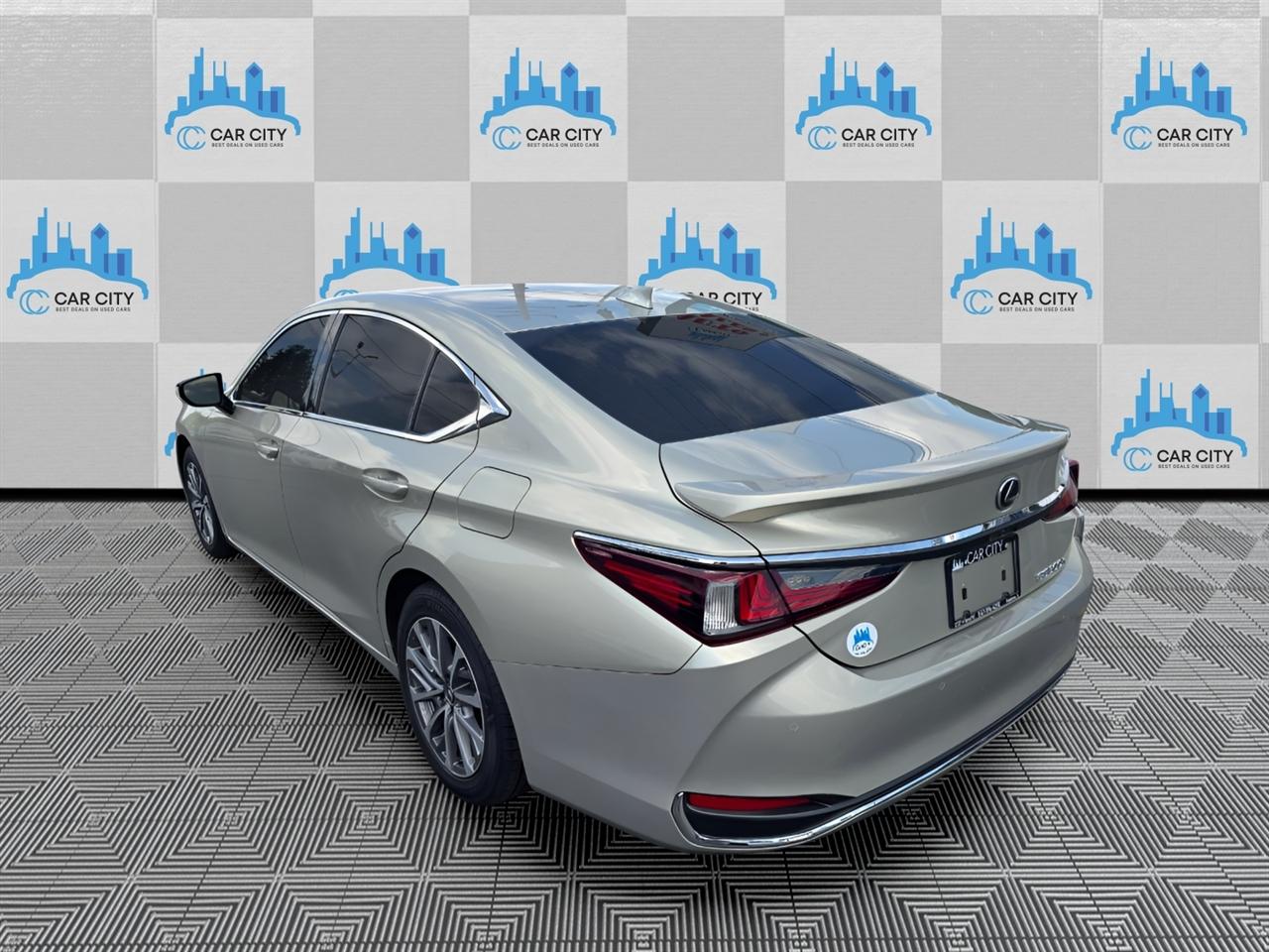 Lexus ES 300h Luxury 2024