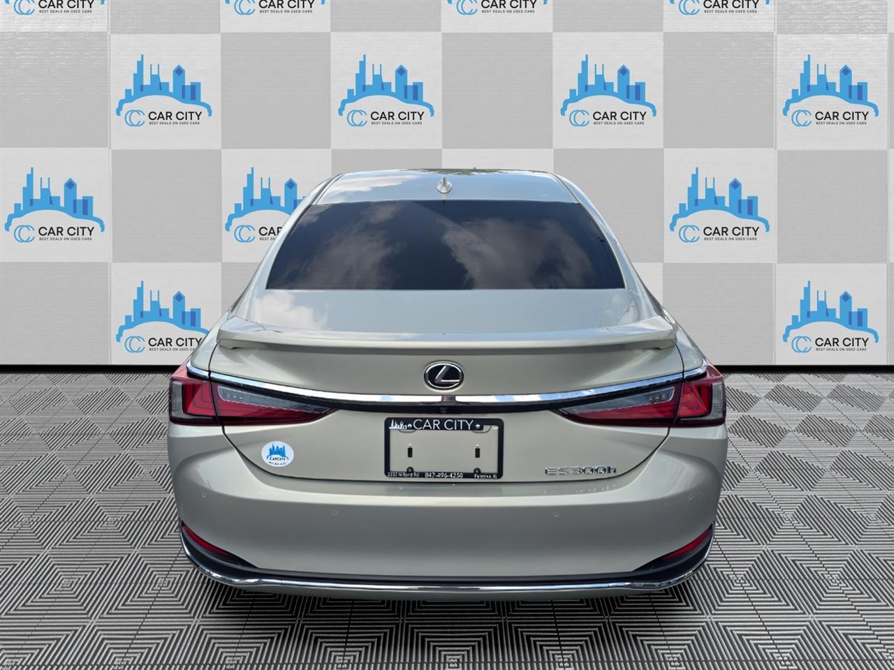 Lexus ES 300h Luxury 2024